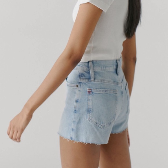 NWT UO BDG Girlfriend High-Waisted Denim Shorts - Picture 3 of 4